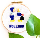 Kit de point de croix Delft Blue decoration kissing couple comprenant un cerceau à broder, un tissu à broder, une aiguille à broder et un fil DMC
