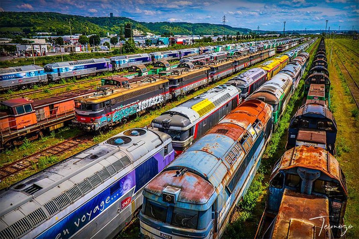 Teimozo | Wanddecoratie | "Train Graveyard" | Urbex | Urban exploring | Verlaten treinen | Frankrijk | Alu Di-Bond | Metaal | Aluminium | 80 x 60 cm