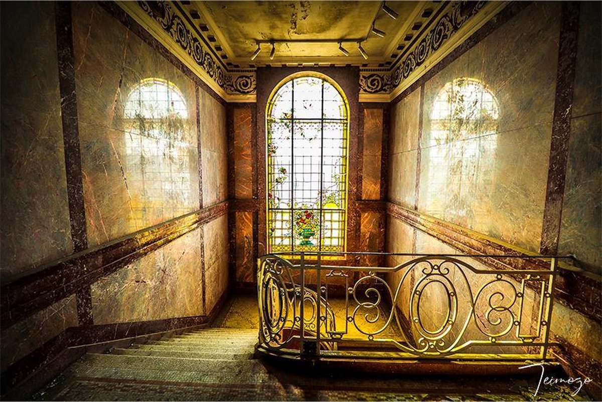 Teimozo | Wanddecoratie | "The Office with the Beautiful Stairwell" | Urbex | Urban exploring | Verlaten gebouw | België | Willebroek | Kleurrijk | Goudtinten | Alu Di-Bond | Metaal | Aluminium | 80 x 60 cm