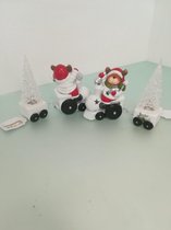 decoratieve beer op een witte trein met aanhanger met een kerstboom - 2 stuks