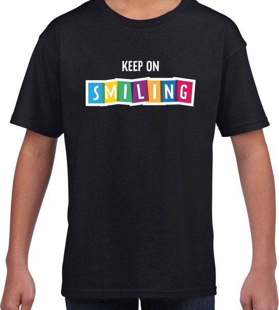 Keep on smiling fun tekst t-shirt zwart kids - Fun tekst / Verjaardag cadeau / kado t-shirt kids 122/128
