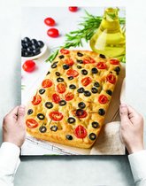 Wandbord: Een cake met olijven en tomaten - 30 x 42 cm