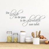 Muursticker De Liefde In De Pan Is De Glimlach Aan Tafel - Donkergrijs - 80 x 34 cm - keuken nederlandse teksten