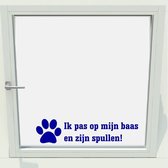 Ik Pas Op Mijn Baas - Donkerblauw - 34 x 8 cm - raam en deur stickers - honden raam en deur stickers