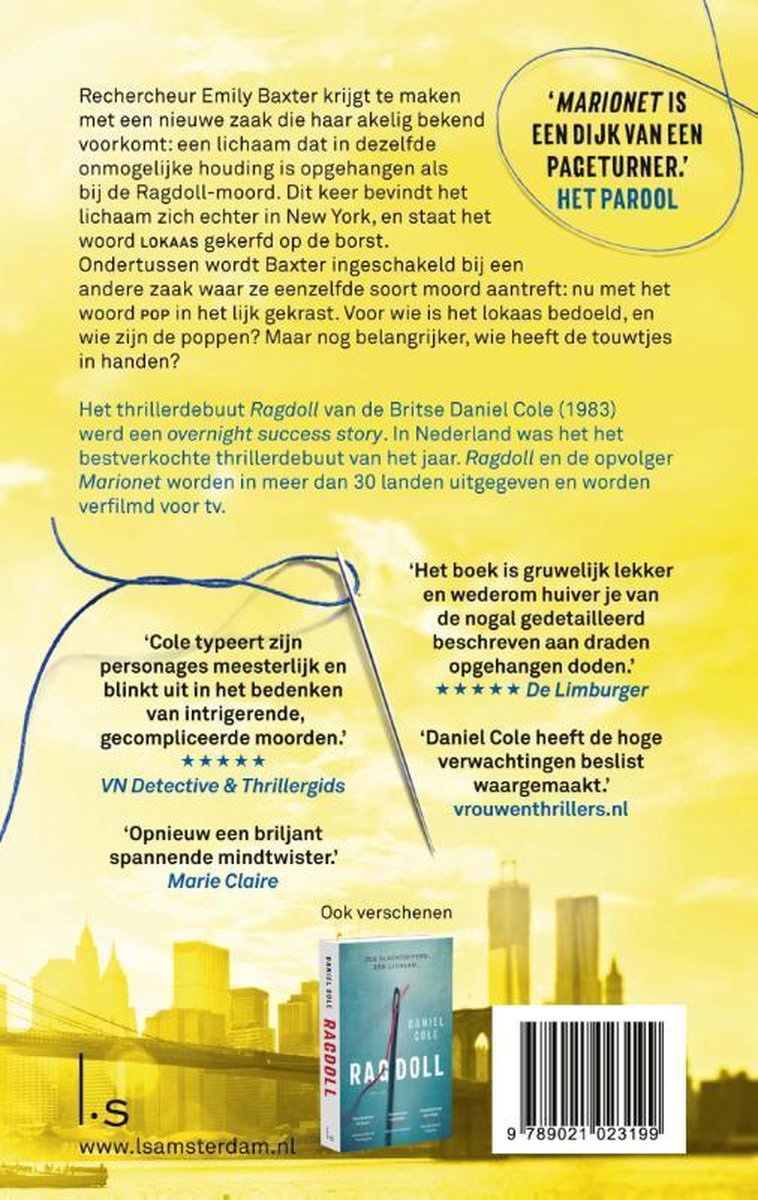 Achterkant van het boek "Ragdoll" met tekst en een afbeelding van een naald en draad, met de rug van het boek op de voorgrond.