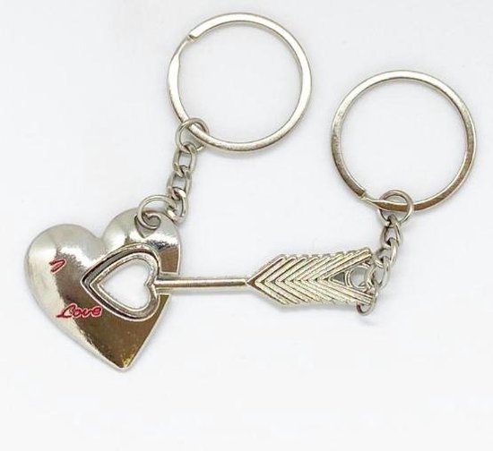 Un porte-clés en métal avec deux anneaux. Un pendentif en forme de cœur traversé par une flèche avec 'I Love You' écrit dessus.