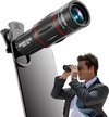 Zwarte 18x telelens voor smartphone, met rode ringen, vastgeklikt op telefoon.