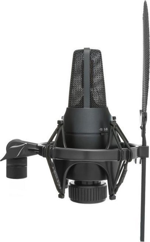 Zwarte microfoon in schokdemperhouder met popfilter, met '-10 0db -20' markeringen.