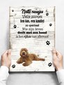 Plaque murale avec texte 'Nez humides, pattes sales' et un labradoodle brun couché sur fond bois.