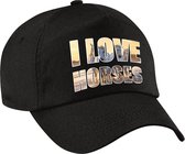 I love horses pet / baseball cap zwart voor dames en heren - witte paarden op het strand - dierenpetten / natuurliefhebber petten