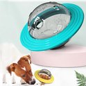 Blauwe UFO-speelgoedbal gevuld met brokken, naast een kleine gele bal, met een Jack Russell Terrier die snuffelt.