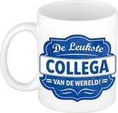 De leukste collega van de wereld cadeau koffiemok / theebeker wit met blauw embleem - 300 ml - keramiek - afscheidsmok / cadeaumok collega