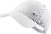 Nike cap Metal Swoosh Unisex adult size met riemsluiting - Wit/Metallic zilver