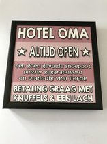 Fotolijst met tekst – Hotel oma ….. betaling graag met knuffels & een lach - 13 x 13 cm