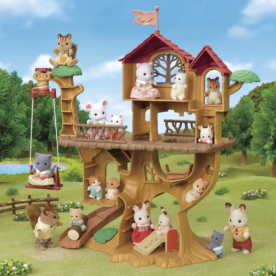 Avontuurlijke boomhut met Sylvanian Families dierenfiguren, waaronder konijnen, eekhoorns en muizen, in en rond de boom.