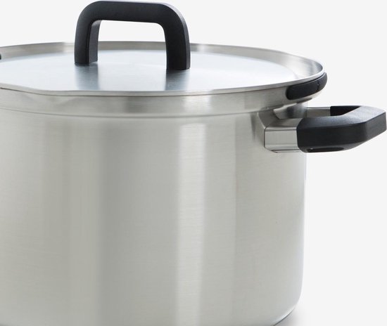 Close-up van een grote roestvrijstalen pan met deksel en zwarte handvatten.