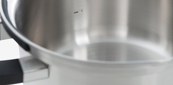 Close-up van de binnenzijde van een zilverkleurige kookpot met markering '1'.