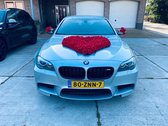 BIANCA Luxe Trouwauto Versiering - Autodecoratie- Rode Rozen - Bloemstuk in de Vorm van het Hart - Bloemen voor op de Motorkap - Luxe Bruidsauto Versiering