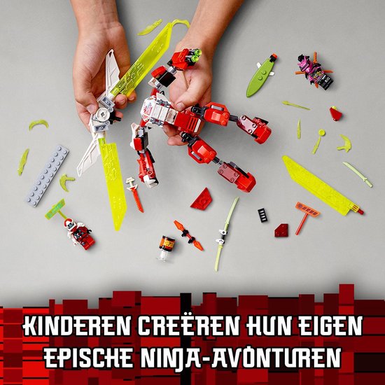 Handen die Kai's Mech Jet van Ninjago bouwen met rood-witte onderdelen en gele zwaarden.