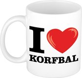 I love korfbal wit met rood hartje koffiemok / beker 300 ml - keramiek - cadeau voor korfballetjes liefhebber