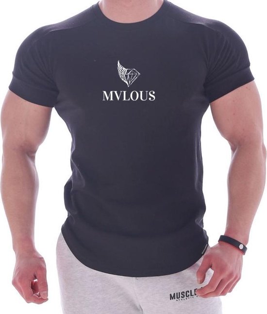 Zwart sportshirt van MVLOUS met wit logo op borst. Model met gespierde armen.