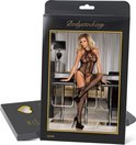 Model in een zwarte, visnetbodystocking met halternek en netkousen op de voorkant van een productdoos.
