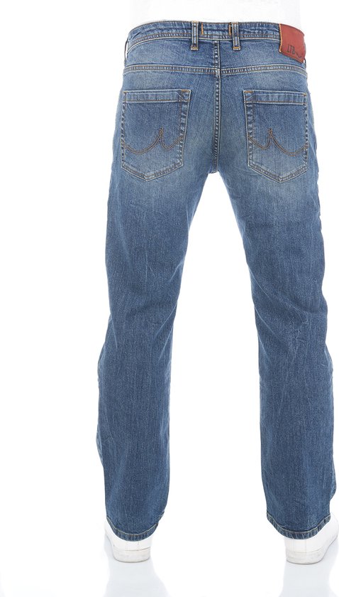 Achterkant van een blauwe regular/straight fit jeans voor heren.