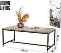 Licht houten salontafel met zwart stalen frame, afmetingen 100x50x36 cm. Een vaas met gedroogde grassen erop.