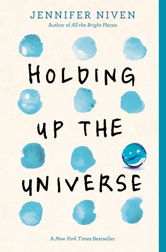 Boekomslag van 'Holding Up the Universe' met blauwe aquarelvlekken en een knikker.