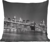 Buitenkussen Weerbestendig - New York - Brug - Brooklyn - Zwart wit - Architectuur - 50x50 cm