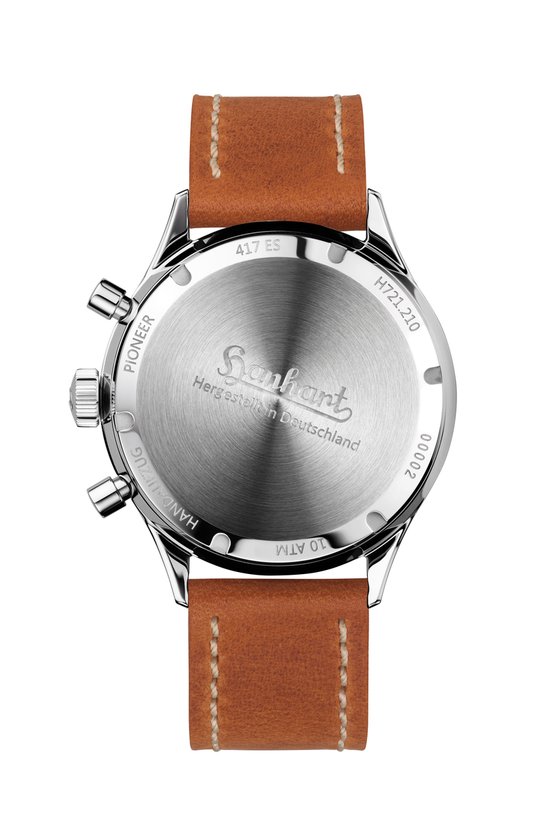 Achterkant van een zilverkleurig Hanhart horloge met bruine band. Tekst: PIONEER, HANDGEFERTIGT, Hanhart, Hergestellt in Deutschland, 417 ES, H721.210, 00002, 10 ATM.