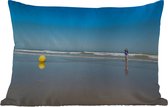 Buitenkussens - Tuin - Meisje loopt op het strand van de Noordzee - 50x30 cm