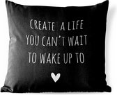 Tuinkussen - Engelse quote "Create a life you can't wait to wake up to" tegen een zwarte achtergrond - 40x40 cm - Weerbestendig