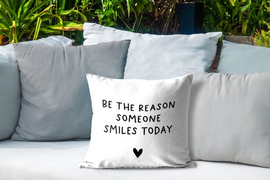 Coussin de jardin - Citation anglaise « Soyez la raison pour laquelle quelqu'un sourit aujourd'hui » avec un cœur sur fond blanc - 40x40 cm - Résistant aux intempéries