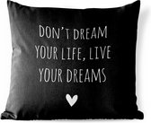 Buitenkussen Weerbestendig - Engelse quote "Don't dream your life, live your dreams" met een hartje tegen een zwarte achtergrond - 50x50 cm