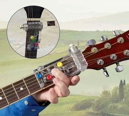 Transparante gitaar akkoordenhulp met gekleurde knoppen (blauw, rood, groen, geel) op een hals van een gitaar.