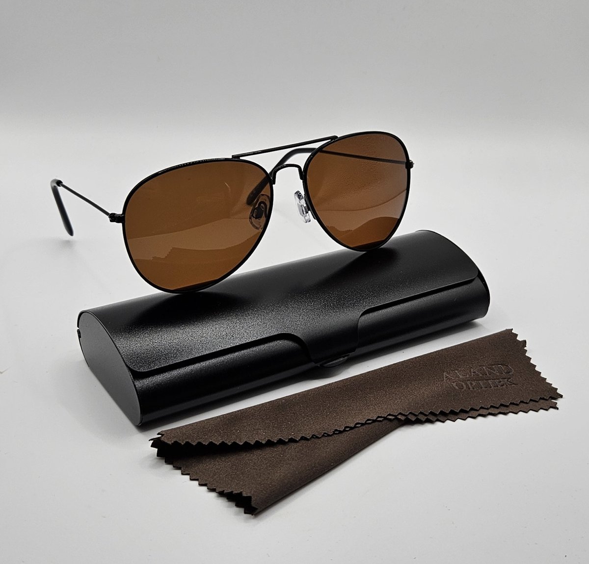 Unisex zonnebril gepolariseerd / pilotenbril / bril met harde brillenkoker en doekje - UV400 cat 3 - bril met brillenkoker / bruine lenzen - PZ2421 Geweldig cadeau / Aland optiek