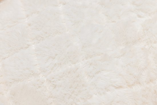 Detail van beige, ruitvormige pluche stof met lange, zachte vezels.