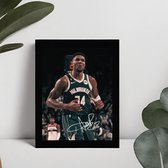 Giannis Antetokounmpo Kunst - Gedrukte handtekening - 10 x 15 cm - In Klassiek Zwart Frame - NBA - Basketbal - Milwaukee Bucks - MVP