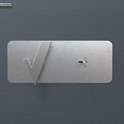 Zilverkleurig 'V' logo met een sleutel op een metalen plaat, op een donkergrijze achtergrond.