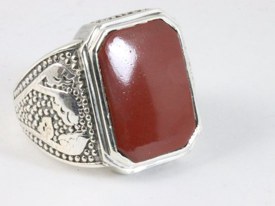 Zware bewerkte zilveren ring met rode jaspis - maat 21