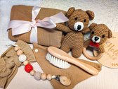 Kraamcadeau bruine beer 8-delige set - gehaakt popje- bijtring met popje - hydrofiele doek- slabbetje- haarband - speenkoord - borstel - foto bordje hout - kraammand- kraampakket - giftbox - kraamcadeau jongen - kraamcadeau meisje - baby cadeau