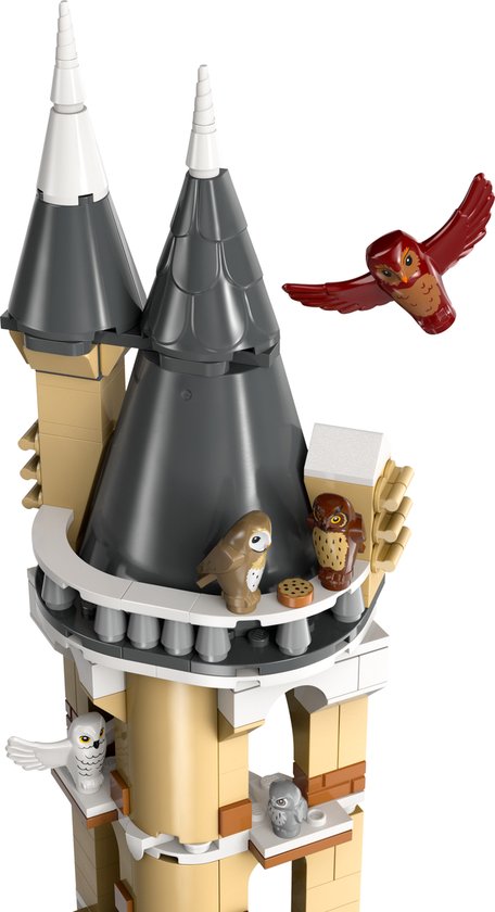 Lego Harry Potter Le Château de Poudlard L'aile des Hiboux avec des hiboux et un oiseau rouge.