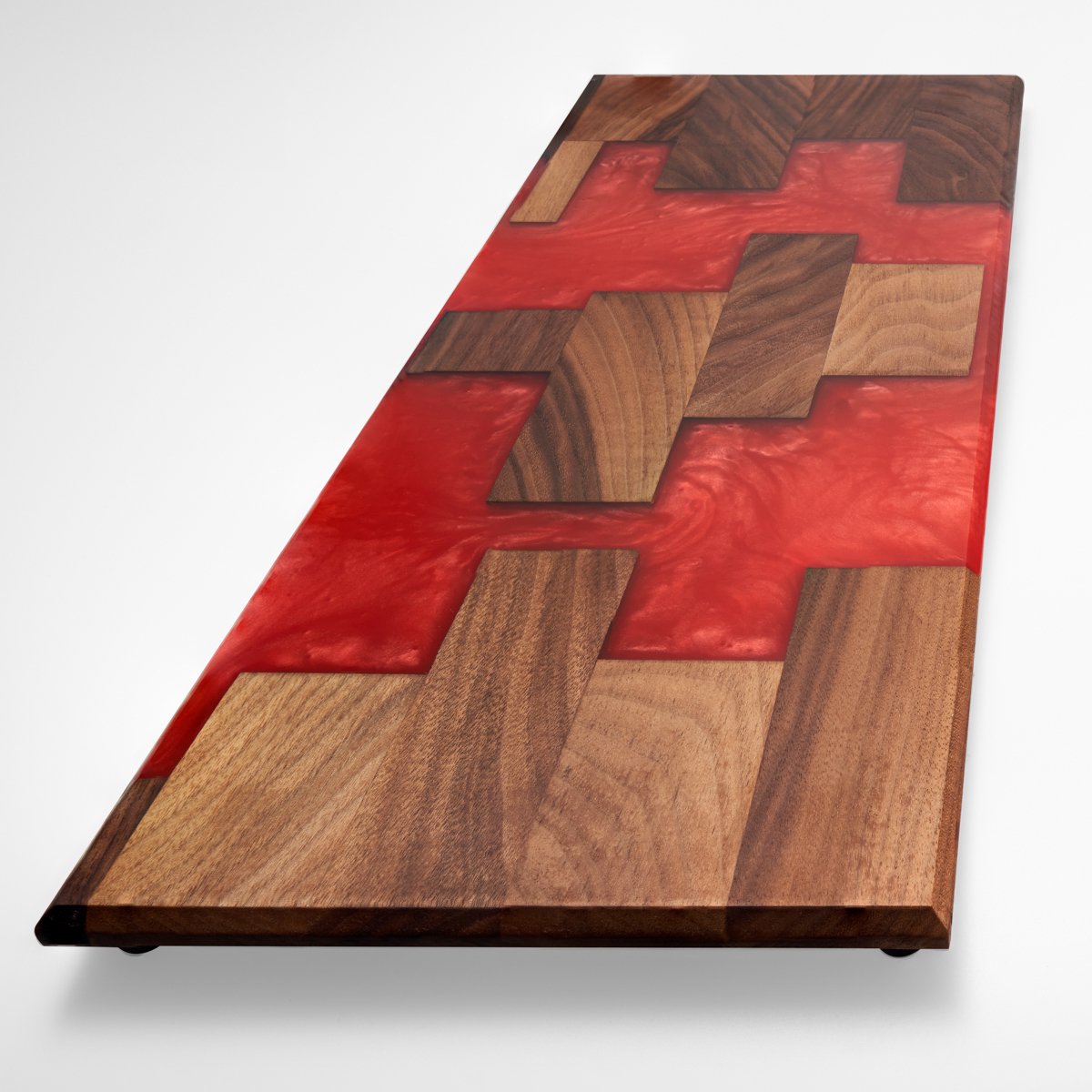 Serveerplank | walnoot hout | epoxy rood lava | handgemaakt