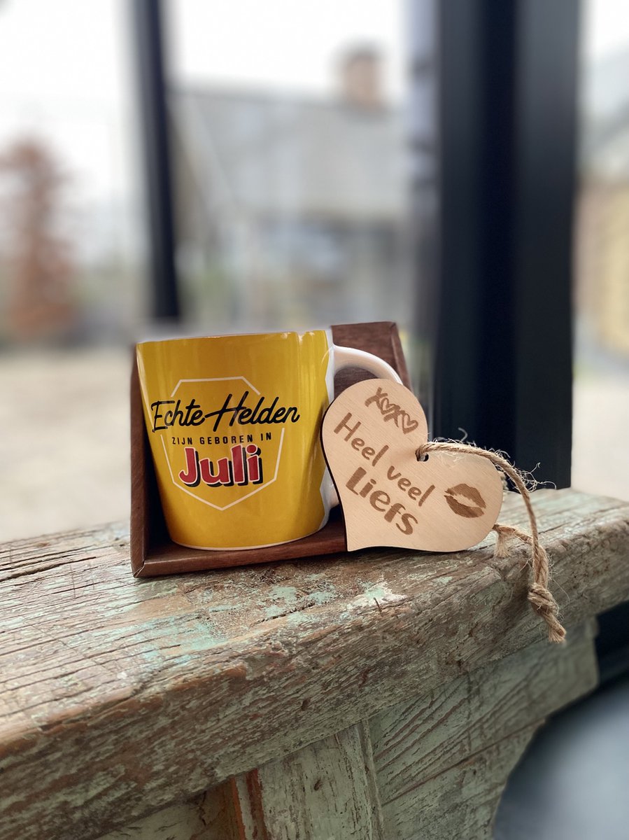 Creaties van Hier - Mok Met Houten Hartje - Koffietas - Juli - Verjaardag - Porselein