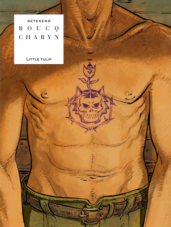 De borstkas van een man met een tatoeage van een schedel met rozen en prikkeldraad. Daarboven staat 'GETEKEND BOUCQ CHARYN LITTLE TULIP'.