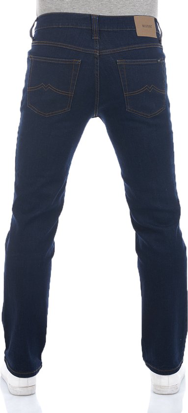 Achterkant man in donkerblauwe regular/straight fit jeans, met bruine stiksels en Mustang logo.