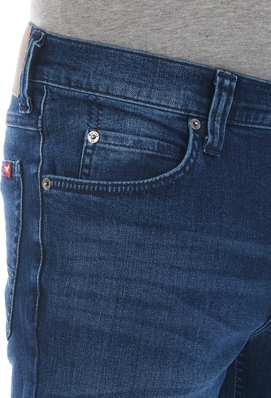 Sluiting en zakdetails van een donkerblauwe Mustang jeans met klinknagels en merklabel.