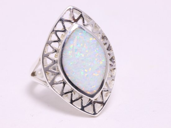 Opengewerkte zilveren ring met welo opaal - maat 20