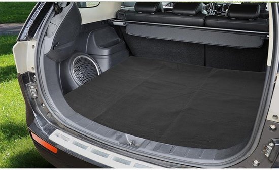 Housse de protection noire pour un coffre ouvert, posée sur le plancher.